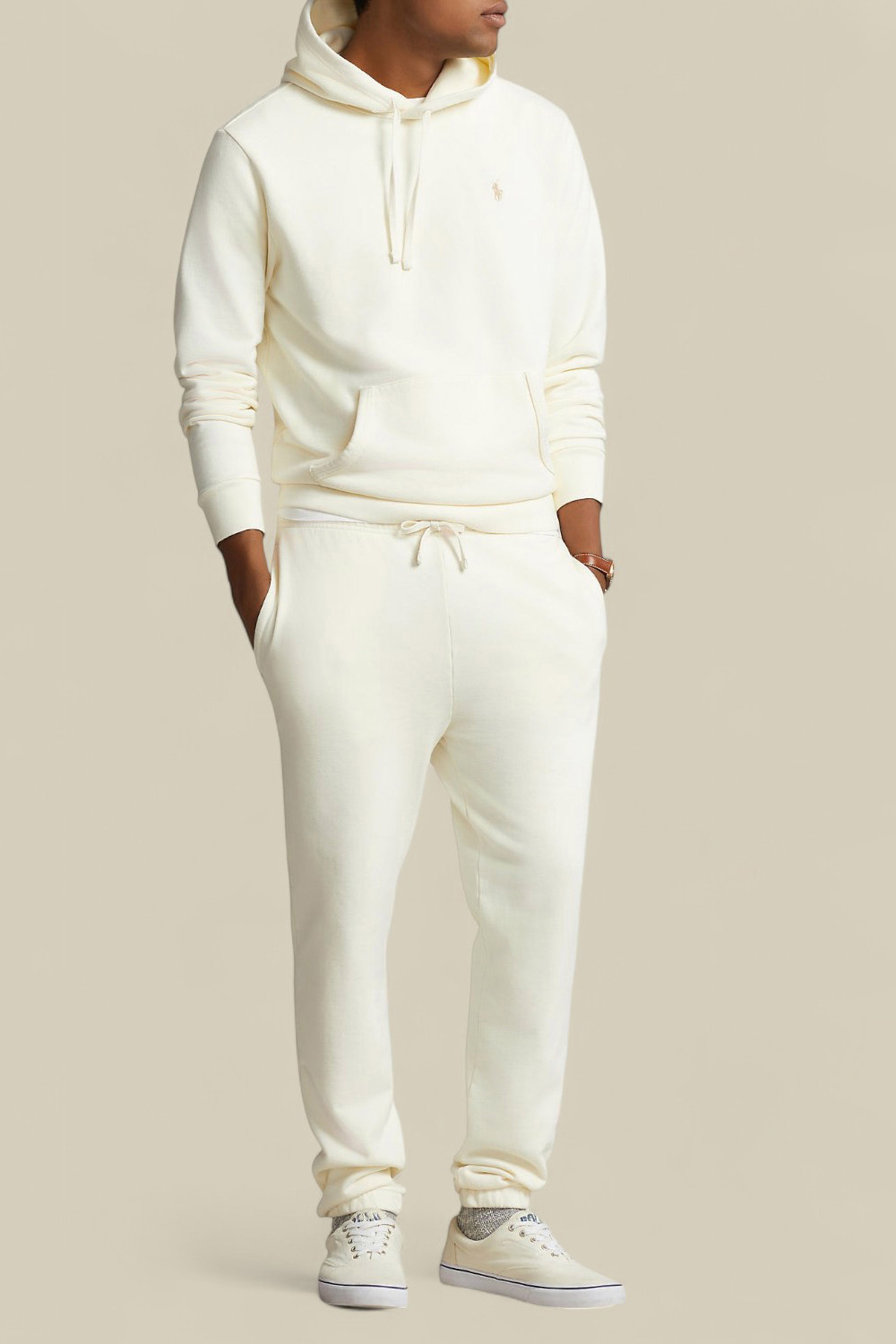 תמונת כל הלוק של סווטשירט קפוצ'ון